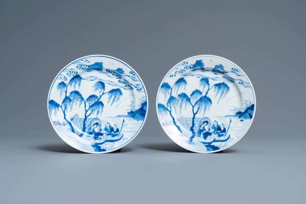 Een paar Chinese blauw-witte borden met een boot bij de oever, Chenghua merk, Kangxi