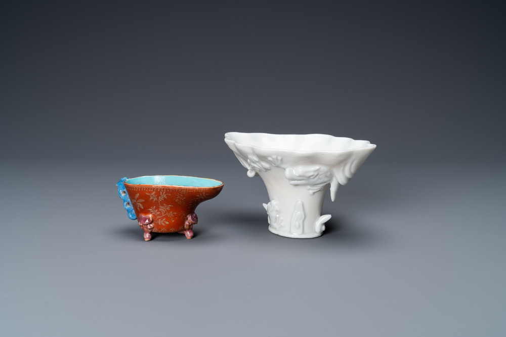 Een Chinese blanc de Chine libation cup en een koraalrode met vergulding, Kangxi en 19e eeuw