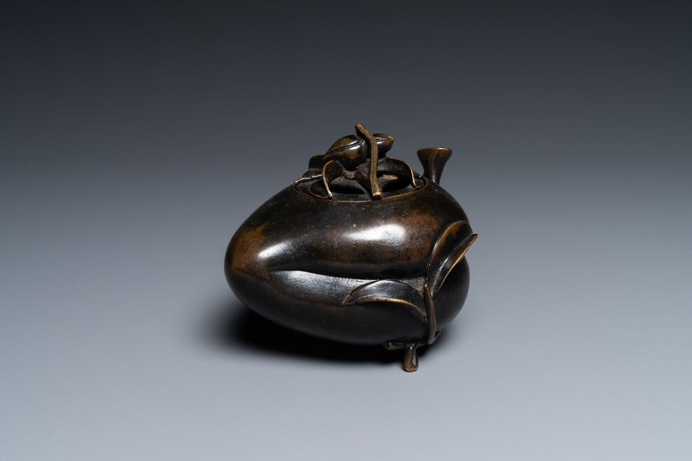 Een Chinese bronzen gedekselde wierookbrander in de vorm van een perzik, Qing
