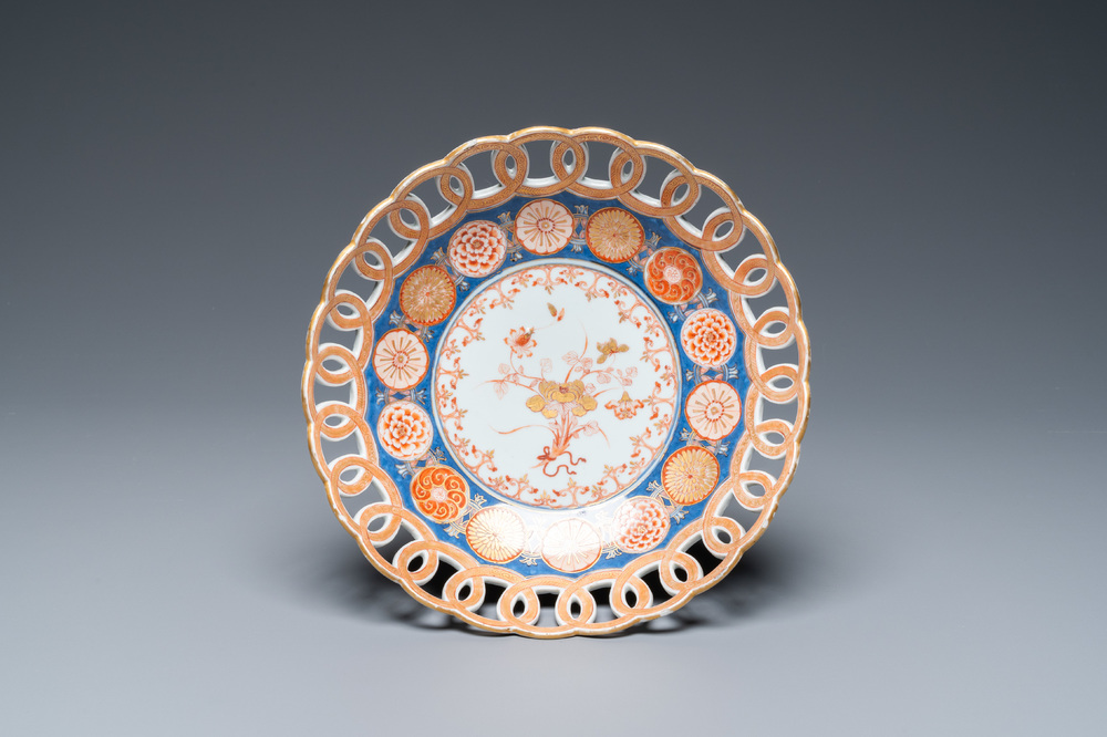 Een Chinese Imari-stijl schotel met opengewerkte 'munten' rand, Kangxi