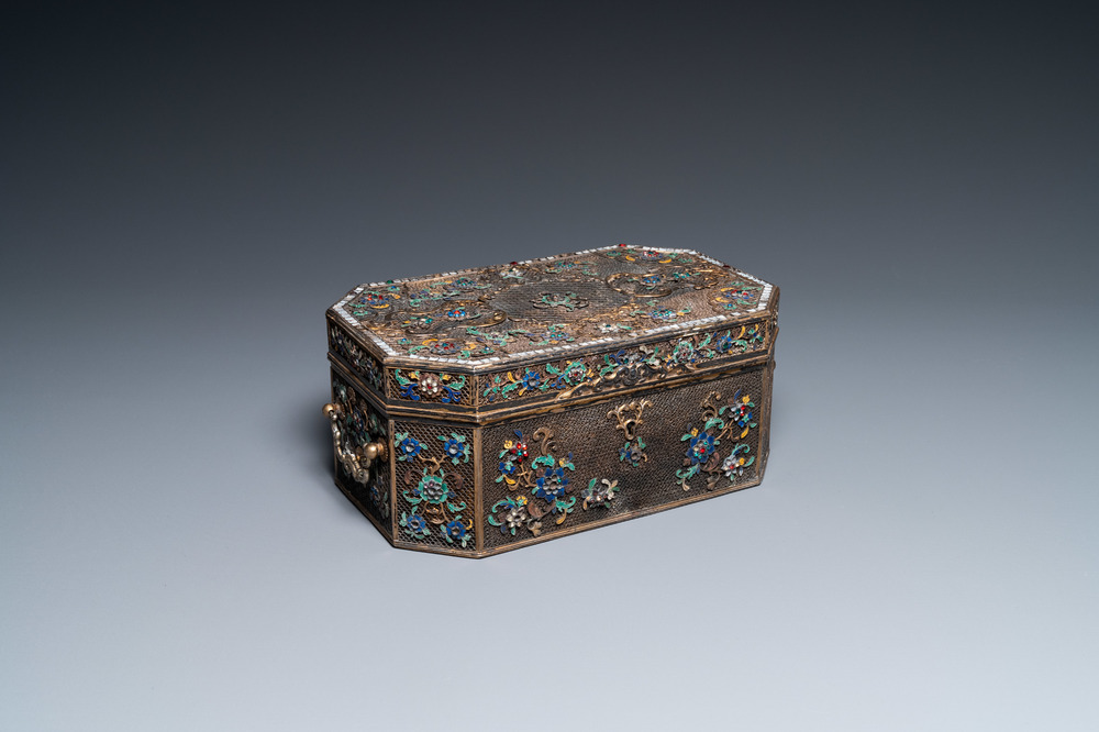 Rare coffret imp&eacute;rial en filigrane d'argent dor&eacute; et &eacute;maill&eacute; incrust&eacute; de pierres pr&eacute;cieuses, Chine, Qianlong