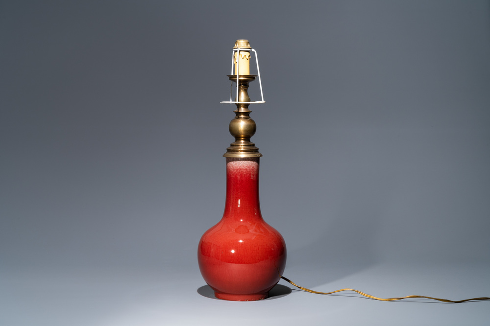 Un vase de forme bouteille en porcelaine de Chine langyao monochrome transform&eacute; en lampe, 19&egrave;me