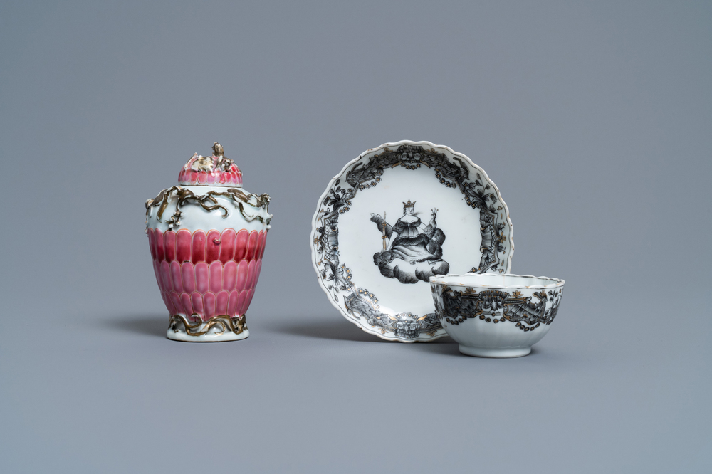 Une bo&icirc;te &agrave; th&eacute; en porcelaine de Chine famille rose et une tasse et soucoupe en grisaille, Yongzheng/Qianlong
