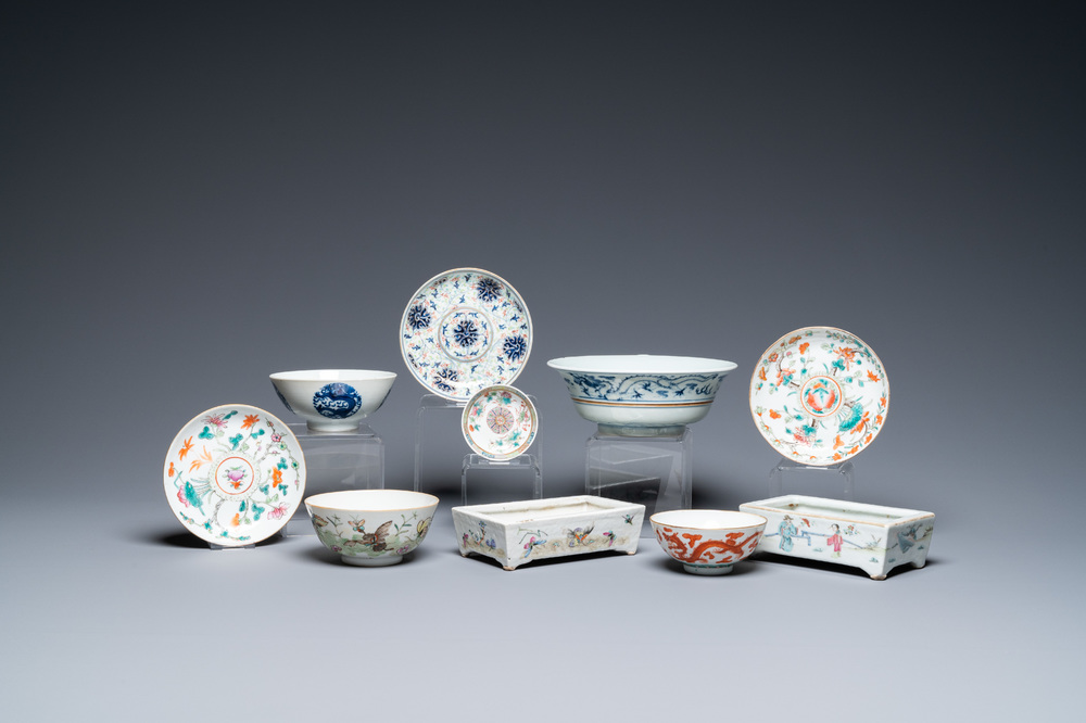 Een diverse collectie Chinees blauw-wit en famille rose porselein, 19/20e eeuw