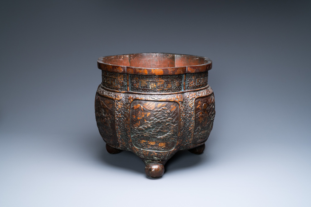 A Chinese hexafoil gold-splashed bronze jardini&egrave;re, 19/20th C.