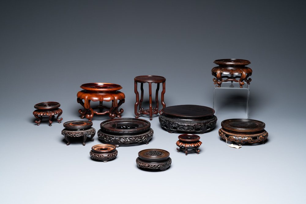 Een diverse collectie Chinese houten sokkels, 18/20e eeuw
