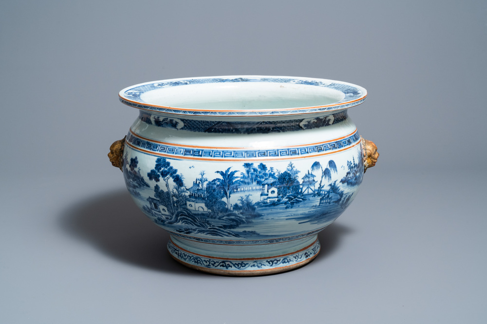 Een grote Chinese blauw-witte viskom met landschapsdecor, Qianlong