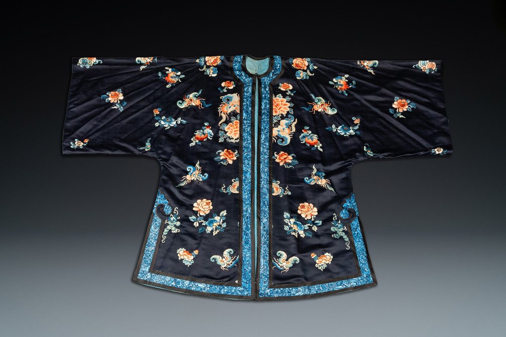 Une robe de femme en soie brod&eacute;e &agrave; d&eacute;cor de papillons et fleurs, Chine, 19&egrave;me