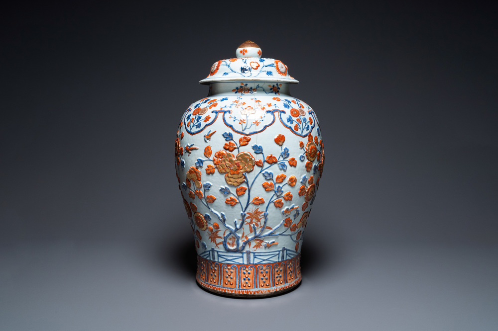 Een uitzonderlijk grote Chinese Imari-stijl dekselvaas met reli&euml;fdecor, Kangxi