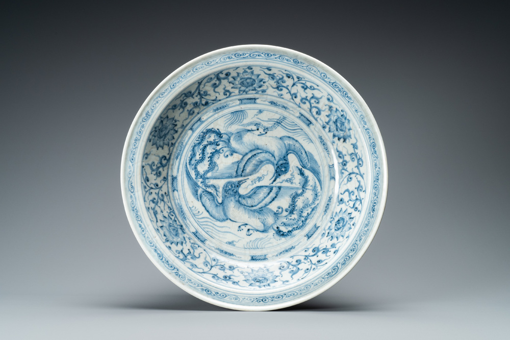 Un plat en gr&egrave;s porcelaineux d'Annam ou Vietnam &agrave; d&eacute;cor de deux oiseaux en bleu et blanc, 15&egrave;me