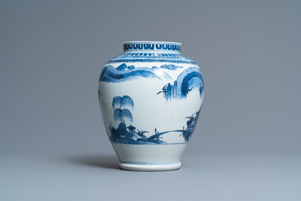 Een Japanse blauw-witte Arita vaas met een landschap, Edo, 17e eeuw