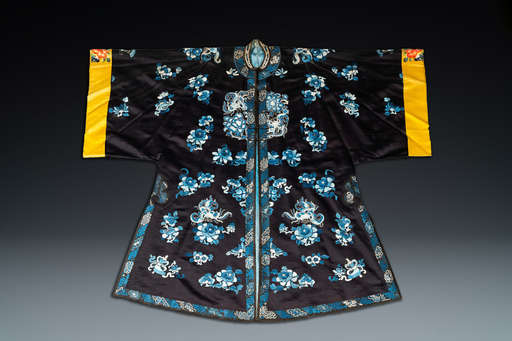 Une robe de femme en soie brod&eacute;e &agrave; d&eacute;cor de papillons et fleurs, Chine, 19&egrave;me