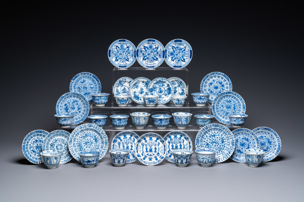 Twintig Chinese blauw-witte schotels en negentien koppen, Kangxi en later