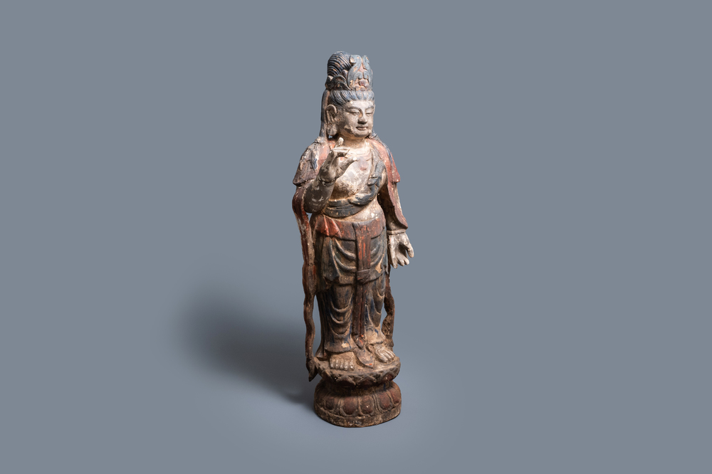 Een grote Chinese gepolychromeerde houten figuur van Guanyin, Qing/Republiek