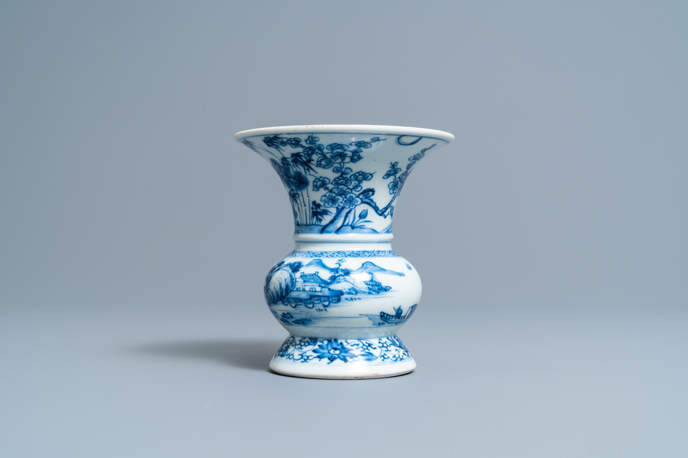 Un 'zhadou' en porcelaine de Chine en bleu et blanc, Kangxi