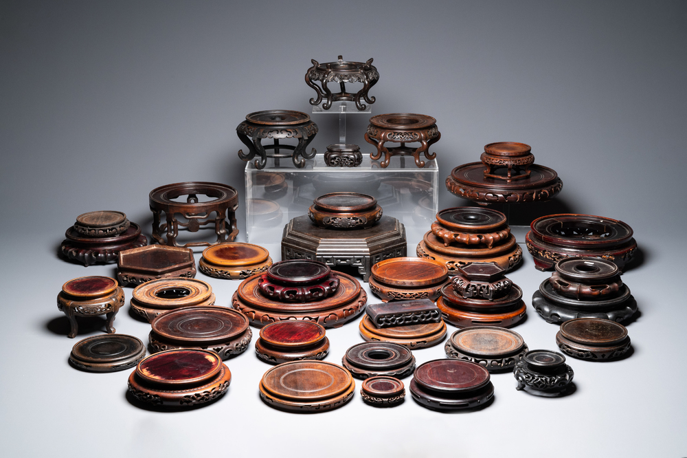 Een diverse collectie Chinese houten sokkels, 19/20e eeuw