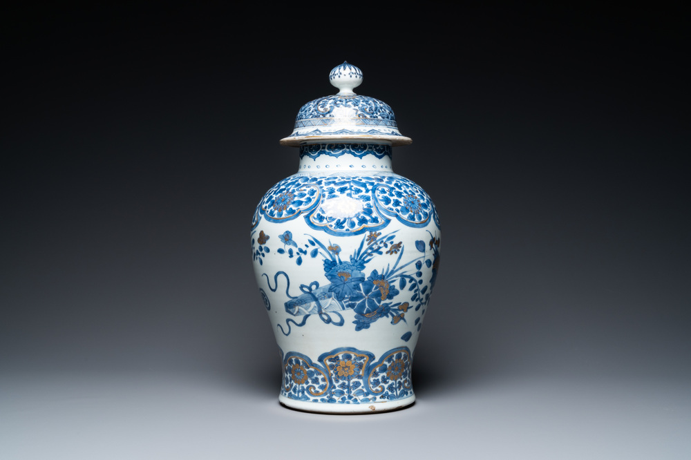 A Chinese gilt-heightened blue and white vase and cover, Kangxi/Yongzheng