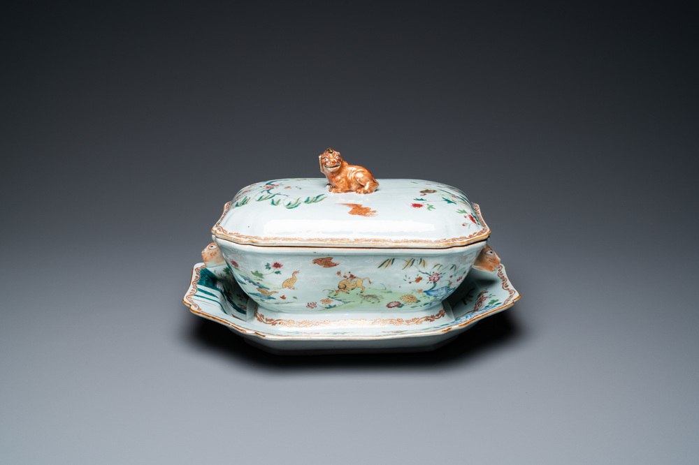 Een Chinese famille rose dekselterrine op onderschotel, Qianlong