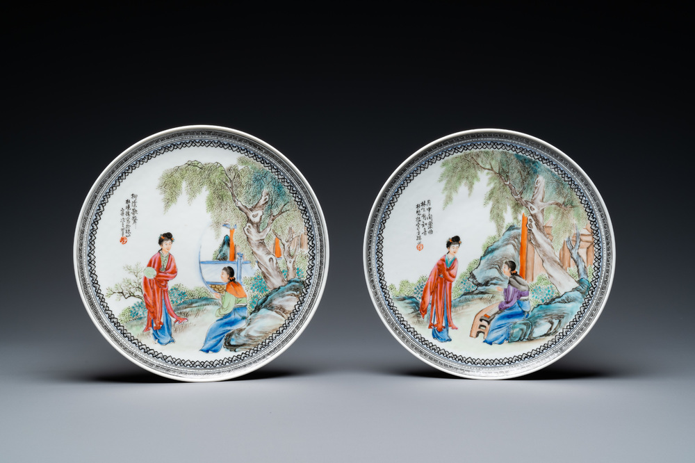 Une paire d'assiettes en porcelaine de Chine famille rose &agrave; d&eacute;cor de femmes dans un jardin, R&eacute;publique