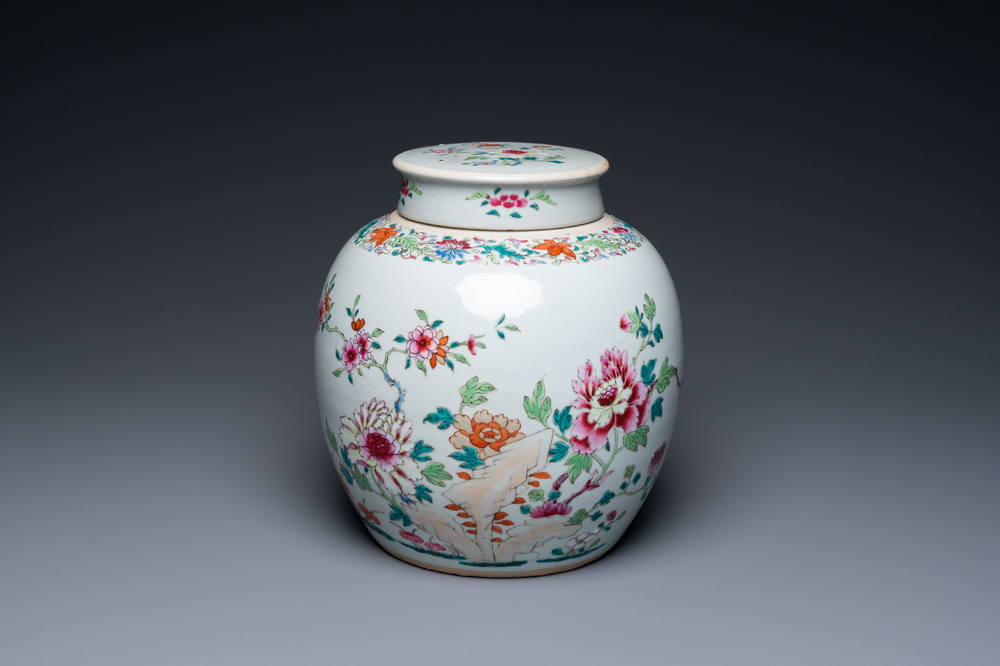 Een Chinese famille rose dekselpot met floraal decor, Qianlong
