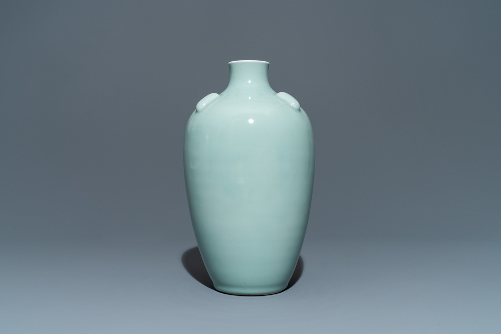Un vase en porcelaine de Chine c&eacute;ladon monochrome, marque de Qianlong, 19/20&egrave;me