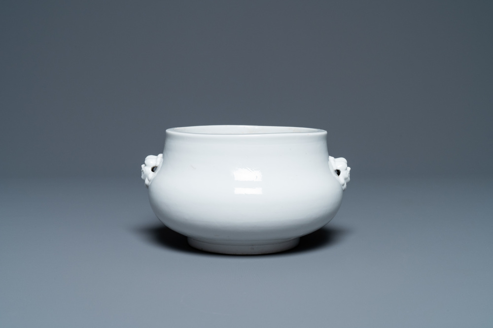 Un br&ucirc;le-parfum en porcelaine blanc de Chine de Dehua, Yongzheng