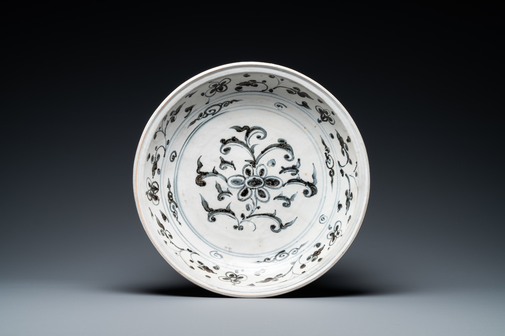 A Vietnamese or Annamese blue and white floral dish, 15/16th C.