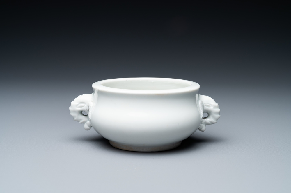 A Chinese Dehua blanc de Chine censer with elephant heads, 18/19th C.