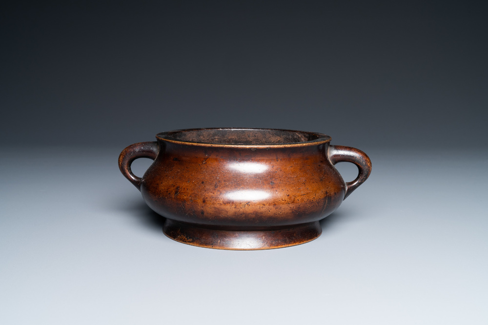 Un br&ucirc;le-parfum en bronze, marque de Xuande, Kangxi