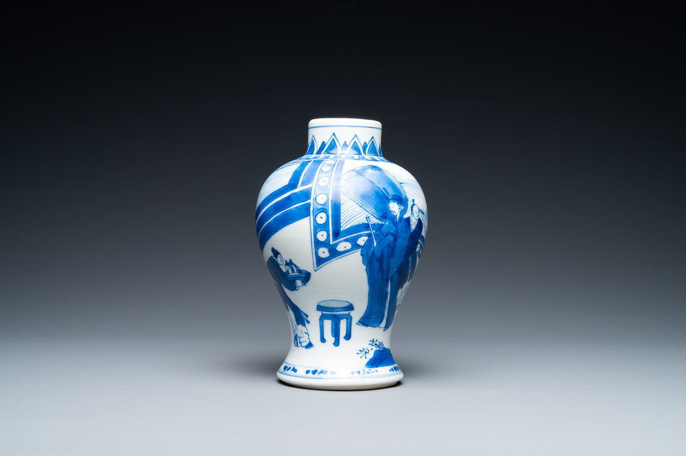 Un vase en porcelaine de Chine en bleu et blanc, Kangxi