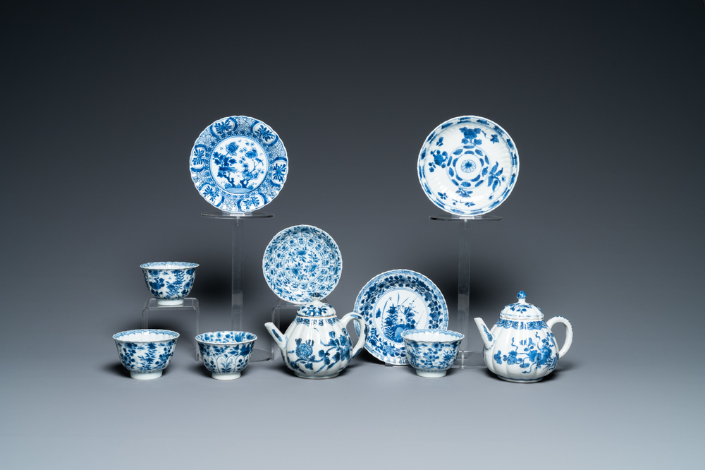 Four Chinese blue and white cups, four saucers and two teapots, Kangxi