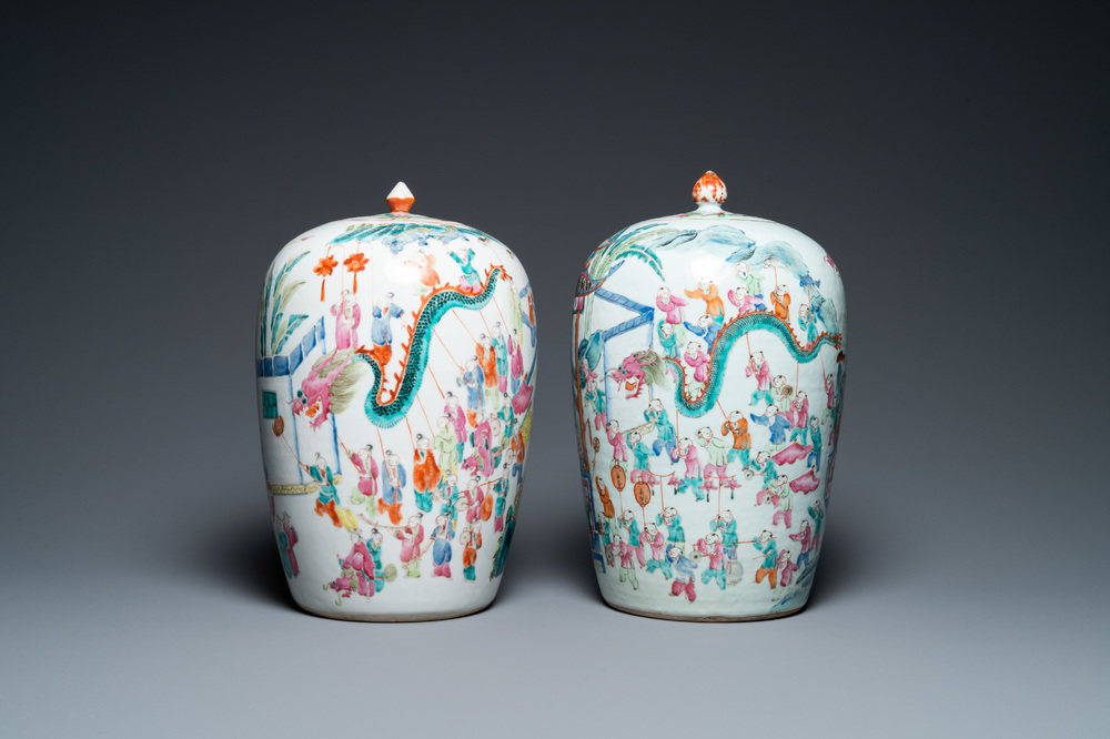 Twee Chinese famille rose dekselpotten met 'lentefestival' decor, 19e eeuw