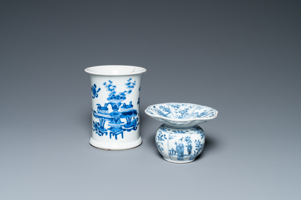Een Chinese blauw-witte penselenbeker en een kwispedoor, Kangxi