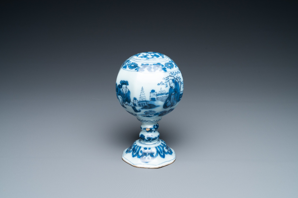 Un rare porte-perruque d'enfant en fa&iuml;ence de Delft en bleu et blanc &agrave; d&eacute;cor chinois, fin du 17&egrave;me