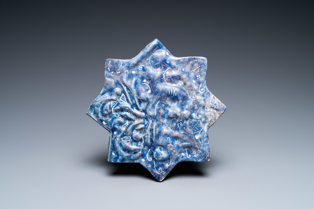 Een Ilkhanid Lajvardina stertegel met blauwe fondkleur, Iran, 13/14e eeuw