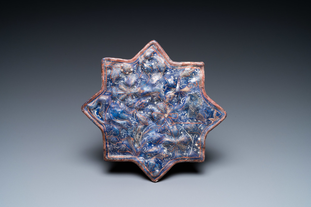 Een Ilkhanid Lajvardina stertegel met blauwe fondkleur, Iran, 13/14e eeuw