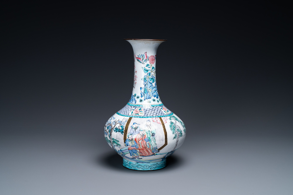 Un vase de forme bouteille en &eacute;maux de Canton, marque de Qianlong, 19&egrave;me