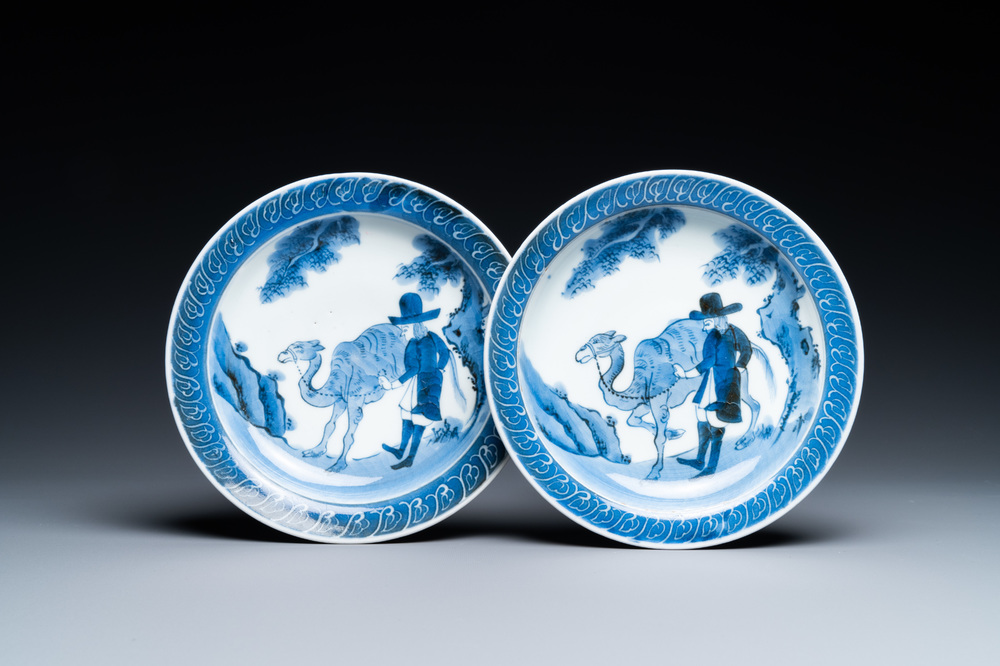 Een paar Japanse blauw-witte Arita borden met een Nederlander bij een kameel, Edo, 17/18e eeuw