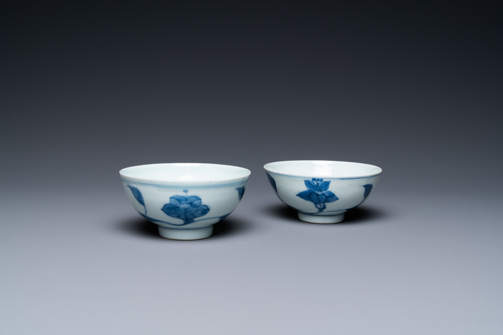 Een paar Chinese blauw-witte 'paleis' kommen, Yongzheng merk en periode