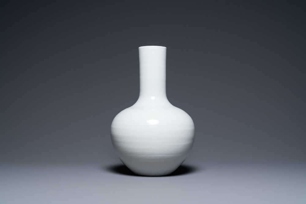 Een Chinese monochrome witte 'tianqiu ping' vaas, 18/19e eeuw