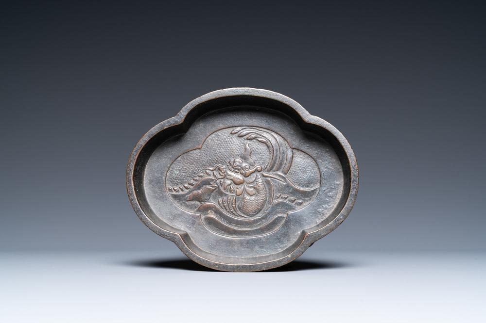 Un lave-pinceaux quadrilobe en bronze, Chine, Kangxi