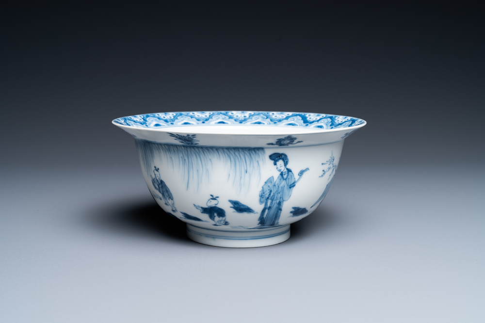 Un bol de type 'klapmuts' en porcelaine de Chine en bleu et blanc, marque de Xuande, Kangxi