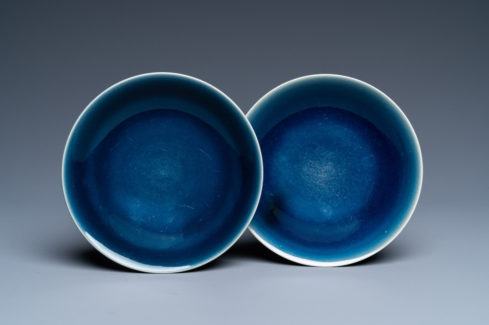 Een paar Chinese monochrome blauwe borden, Qianlong merk en periode