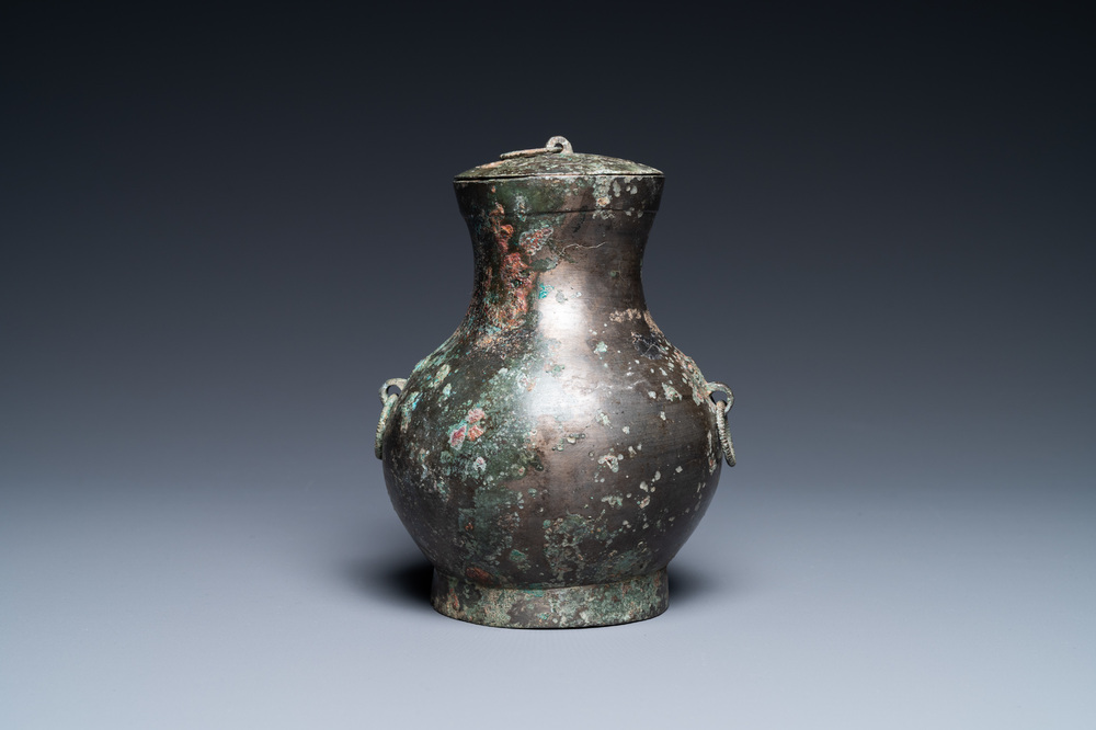 Un vase de forme 'hu' et son couvercle, Han