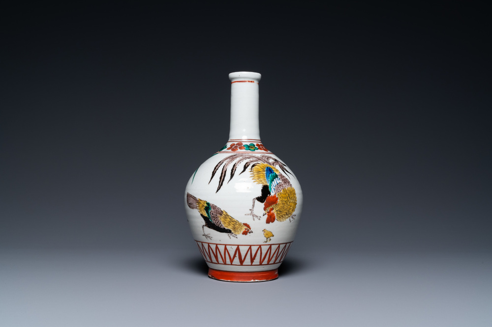 A Japanese Ko-Imari bottle vase in Ko-Kutani-style with a rooster, a hen and their chick, probably Edo, late 17th C.