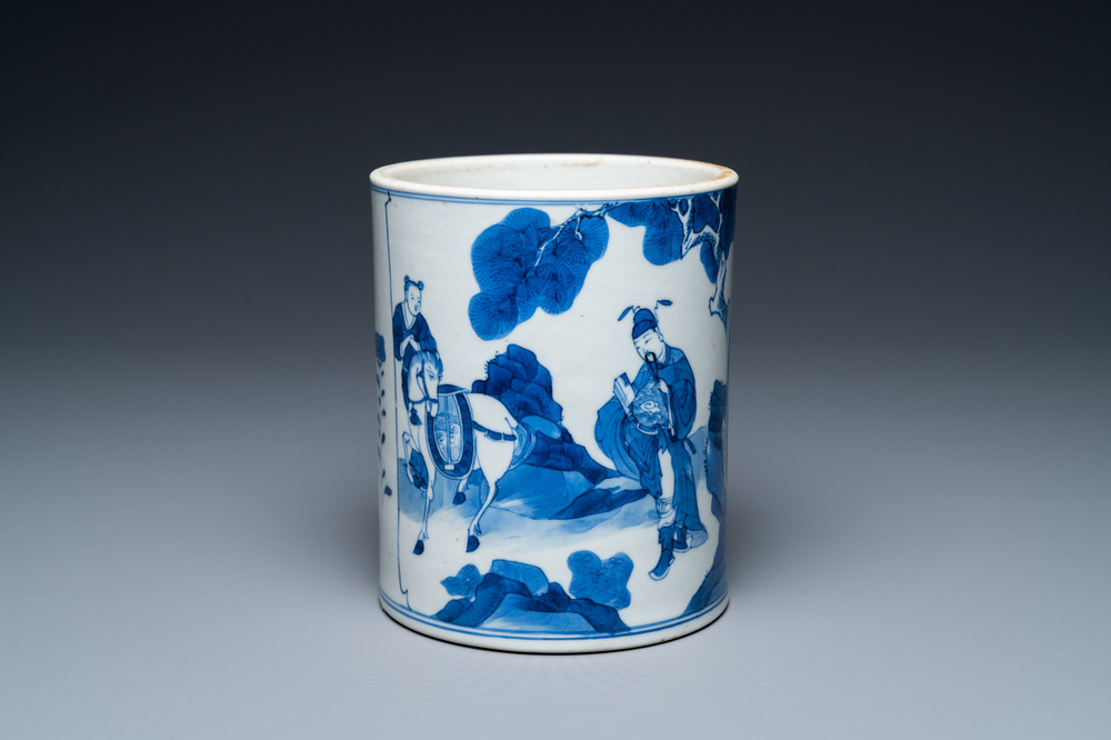 Un porte-pinceaux de type 'bitong' en porcelaine de Chine en bleu et blanc, Kangxi