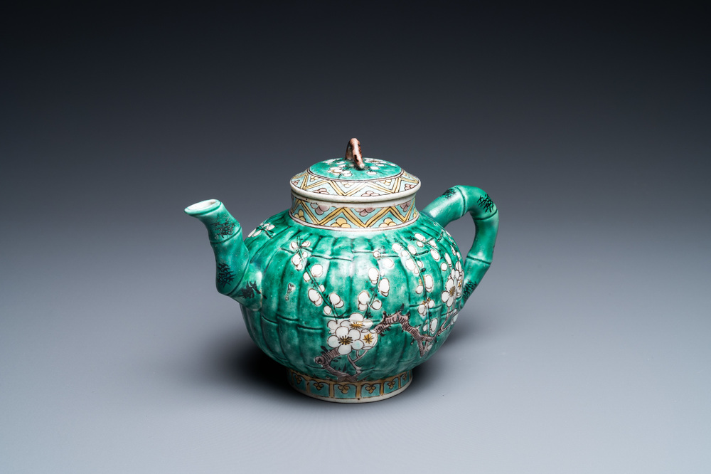 Een Chinese geribde verte biscuit theepot met deksel, Kangxi