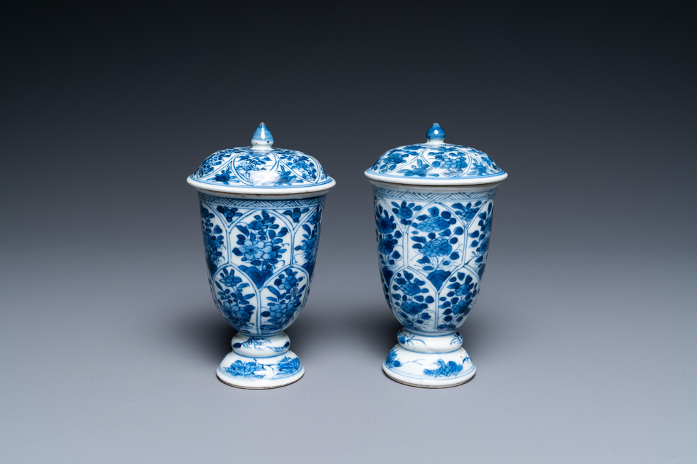 Une paire de gobelets couverts en porcelaine de Chine en bleu et blanc, Kangxi
