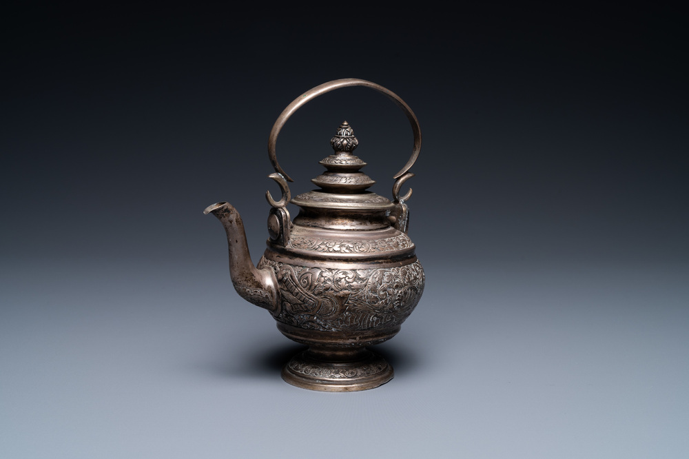 Une th&eacute;i&egrave;re couverte en argent, Tha&iuml;lande, 19&egrave;me