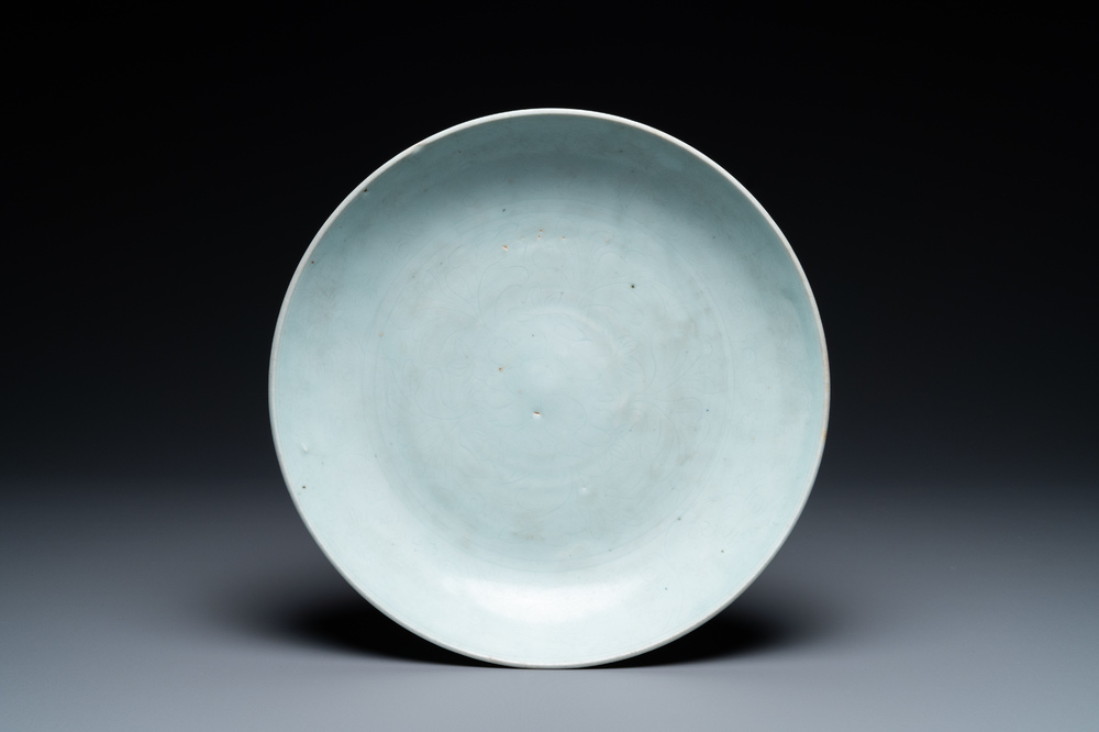 Un plat en porcelaine de Chine qingbai &agrave; d&eacute;cor incis&eacute;, Ming
